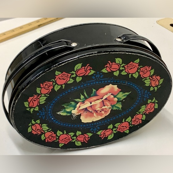 Early Mid Century Vintage Rose Floral Pattern Metal Lidded Handled Biscuit Tin - Picture 11 of 16